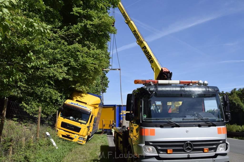 LKW in Boeschung A 3 Rich Frankfurt Hoehe Roesrath Lohmar P113.JPG - Miklos Laubert